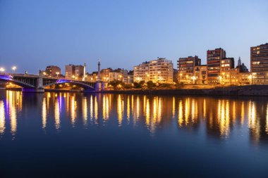 Liege akşam saatlerinde görülen Meuse Nehri Panoraması. Liege, Valonya, Belçika.