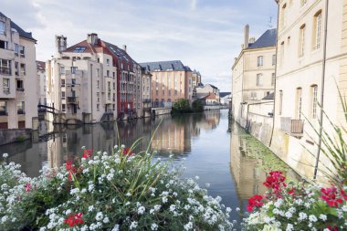 Metz ve Moselle Nehri mimarisi. Metz, Grand Est, Fransa.