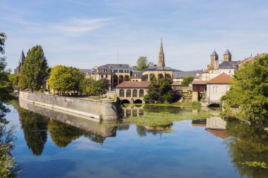 Metz ve Moselle Nehri mimarisi. Metz, Grand Est, Fransa.