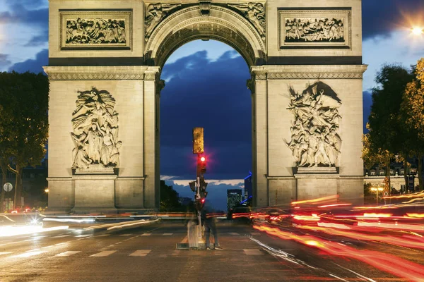 巴黎的凯旋门在晚上看到 法兰西岛 — 图库照片