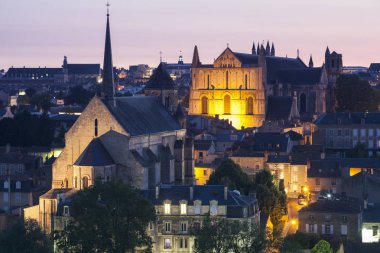 Gün batımında Panorama Poitiers Saint Peter Katedrali ile. Poitiers, Nouvelle-Aquitaine, Fransa.