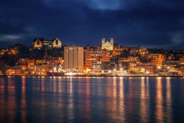 St John's Panorama adlı gece. St John's, Newfoundland ve Labrador, Kanada.