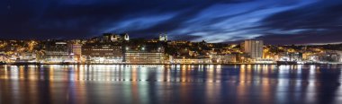 St John's Panorama adlı gece. St John's, Newfoundland ve Labrador, Kanada.