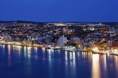 St John's Panorama adlı gece. St John's, Newfoundland ve Labrador, Kanada.