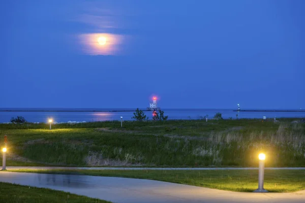 Milwaukee Breakwater Lighthouse Full Moon Milwaukee Wisconsin Usa — Stock Photo, Image