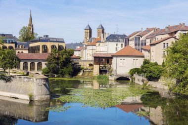 Metz ve Moselle Nehri mimarisi. Metz, Grand Est, Fransa.