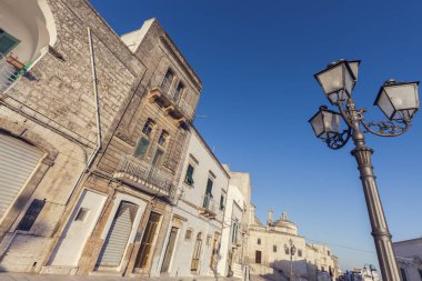 Cisternino ve mavi gökyüzü mimarisi. Cisternino, Apulia, İtalya.