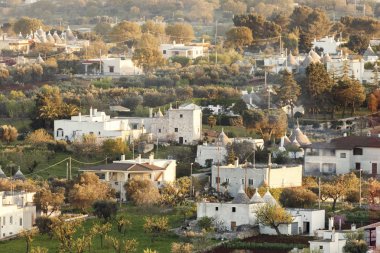 Cisternino Panoraması gün batımında. Cisternino, Apulia, İtalya.