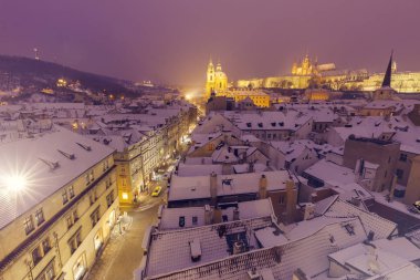 Prag - şehir panorama St. Vitus Katedrali ve St.Nicholas Kilisesi ile kışın. Prague, Bohemia, Çek Cumhuriyeti.