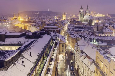 Prag - şehir panorama Tyn Cathedral ve saat kulesi ile kışın. Prague, Bohemia, Çek Cumhuriyeti.