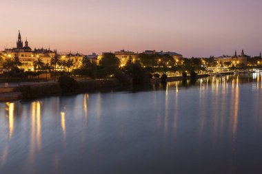 Seville Guadalquivir Nehri boyunca mimarisi. Seville, Endülüs, İspanya.