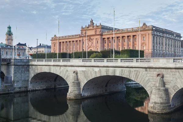 해돋이에 스톡홀름에서 스웨덴의 의회입니다 스톡홀름 Sodermanland Uppland 스웨덴 — 스톡 사진