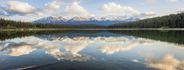 Piramit Gölü Jasper Milli Parkı'nda. Alberta, Kanada.