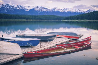Piramit Gölü Jasper Milli Parkı'nda. Alberta, Kanada.