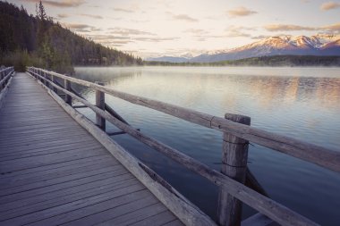 Piramit Gölü Jasper Milli Parkı'nda. Alberta, Kanada.
