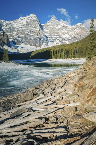 ทะเลสาบโมเรนในอ ทยานแห งชาต Banff ลเบอร แคนาดา — ภาพถ่ายสต็อก