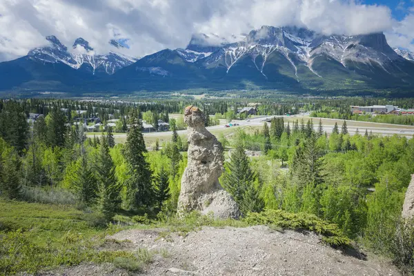 加拿大班夫国家公园的岩层 加拿大艾伯塔省 Canmore — 图库照片