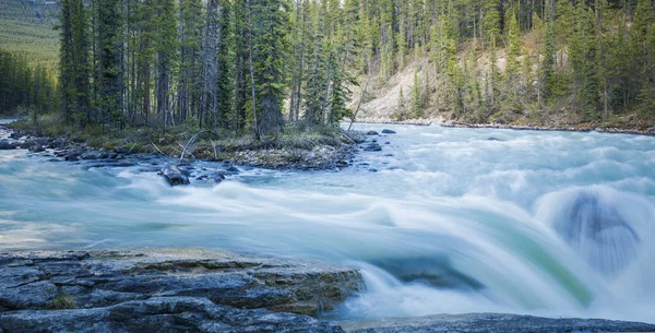 加拿大艾伯塔省贾斯珀国家公园的 Sunwapta Falls 加拿大阿尔伯塔省 — 图库照片