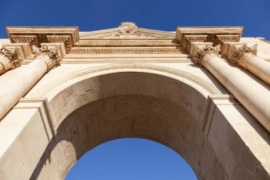 Lecce 'deki Porta Napoli. Lecce, Apulia, İtalya.