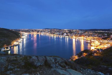 St John's Panorama adlı gece. St John's, Newfoundland ve Labrador, Kanada.