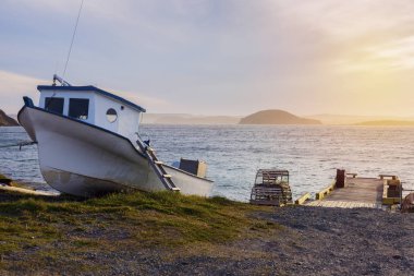 Bir yerde Newfoundland - gün batımında tekne. St John's, Newfoundland ve Labrador, Kanada.