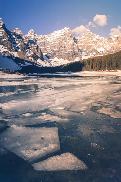 Moraine-tó a Banff Nemzeti Parkban — Stock Fotó