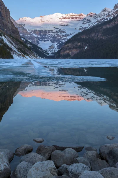 Lake Louise v národním parku Banff — Stock fotografie