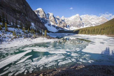 Banff Ulusal Parkı 'ndaki Moraine Gölü