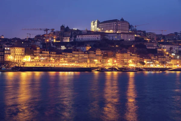 Centro histórico de Oporto por el río Duero — Foto de Stock