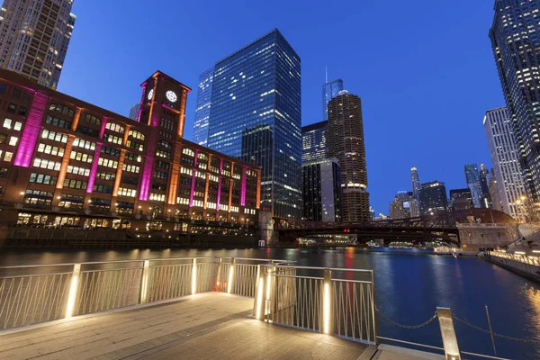 Colorida arquitectura de Chicago por la noche — Foto de Stock