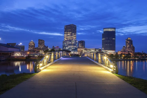 Panorama z Milwaukee w nocy — Zdjęcie stockowe