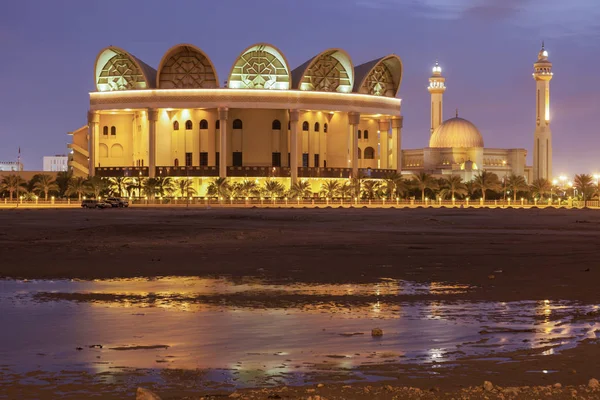 Μπαχρέιν εθνική βιβλιοθήκη και το τζαμί Al Fateh Grand — Φωτογραφία Αρχείου