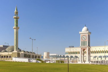Doha 'da büyük cami ve Saat Kulesi