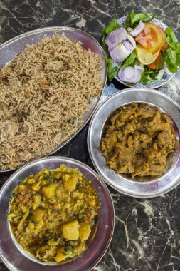 Kuwait City 'de Hint restoranında yemek