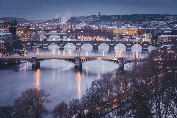 Зима в Праге - мосты на реке Влтаве — стоковое фото