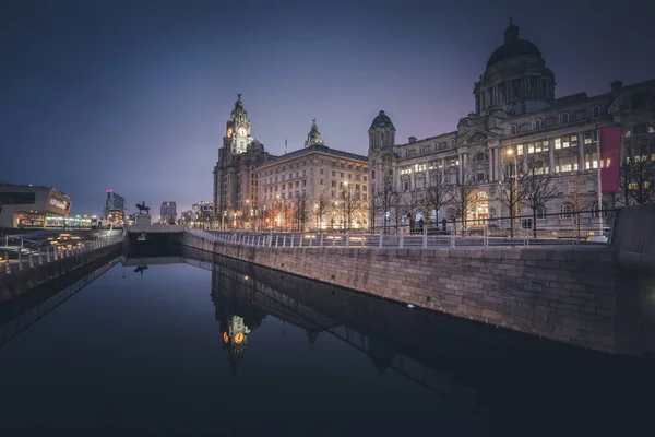 Królewska wątroba i port budynków w Liverpoolu — Zdjęcie stockowe