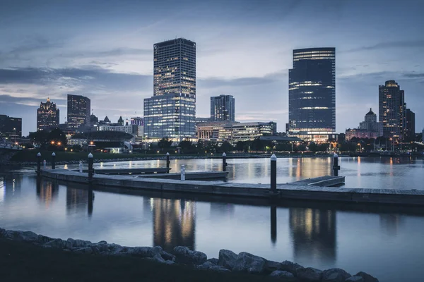 Panorama över Milwaukee på natten — Stockfoto