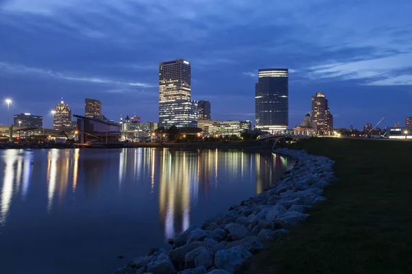 Panorama van Milwaukee's nachts — Stockfoto