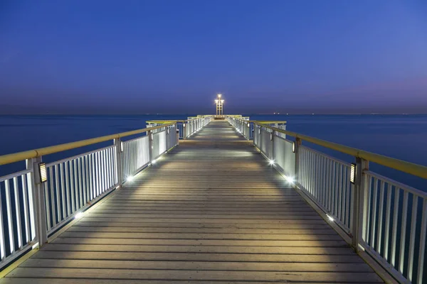 Pier Kuveyt 'de şafakta şehir — Stok fotoğraf