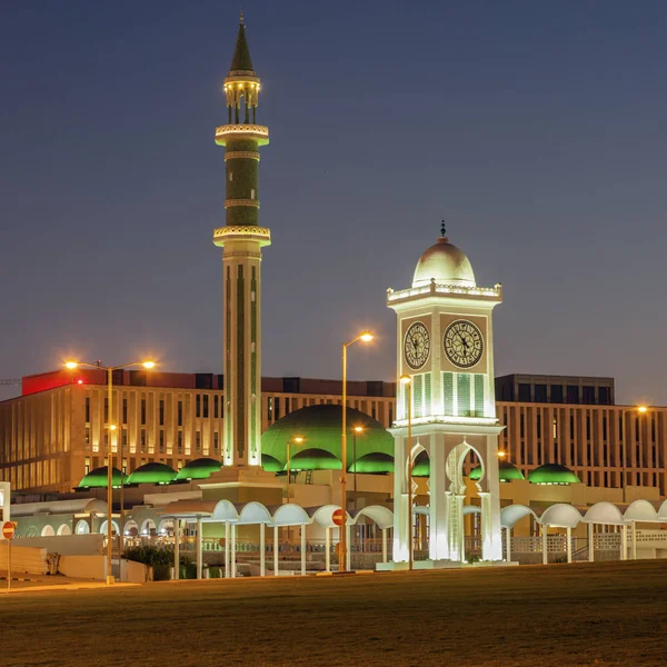 Doha 'da Doha 'da büyük cami ve Saat Kulesi