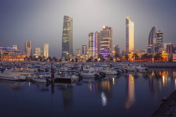 Ο ορίζοντας της πόλης του Κουβέιτ το βράδυ — Φωτογραφία Αρχείου