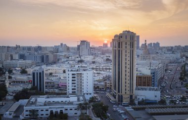Gün batımında Doha panoraması
