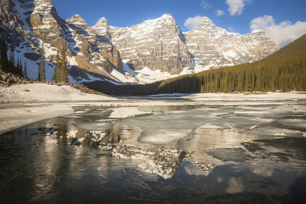 Moraine-tó a Banff Nemzeti Parkban — Stock Fotó