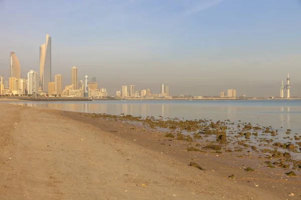 Panorama över Kuwait City från stranden — Stockfoto