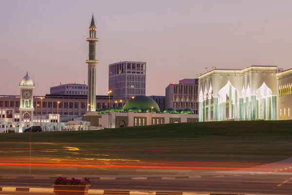 Πύργος ρολογιού και μεγάλο τζαμί στη Ντόχα — Φωτογραφία Αρχείου