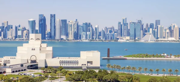 Doha'nın panoramik silueti — Stok fotoğraf