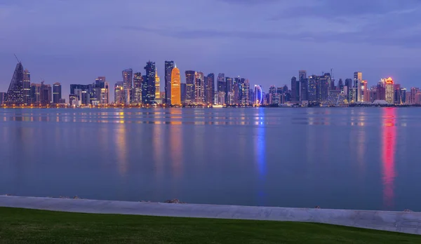 Doha Panoraması şafak — Stok fotoğraf