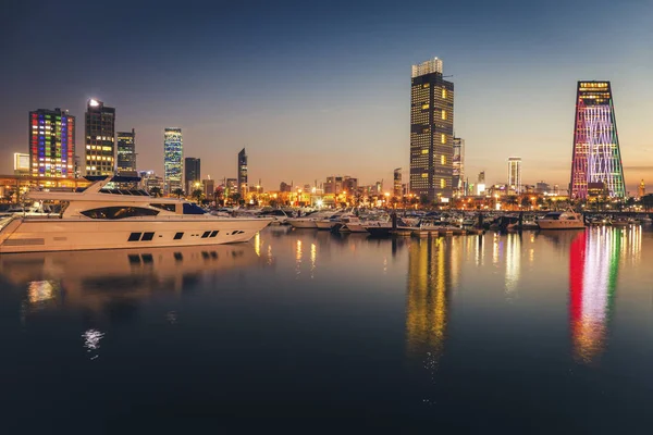 Kuvait városképe este — Stock Fotó