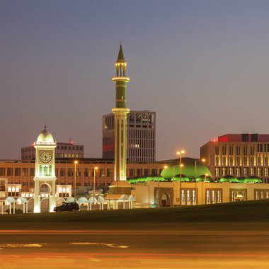 Doha 'da Doha 'da büyük cami ve Saat Kulesi
