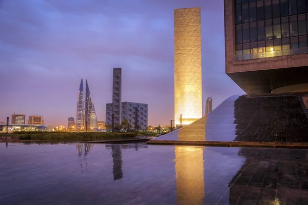 Architecture moderne de Manama la nuit — Photo